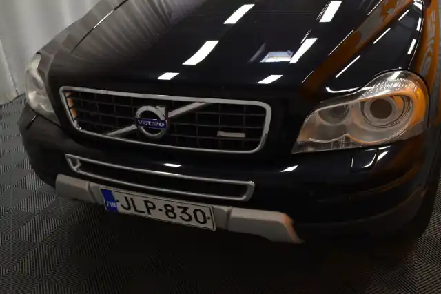 Musta Maastoauto, Volvo XC90 – JLP-830