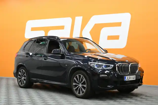 Musta Maastoauto, BMW X5 – JLR-145