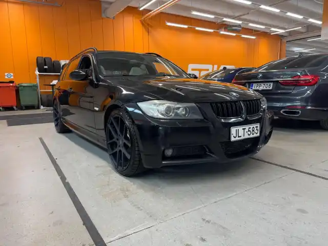 Musta Farmari, BMW 325 – JLT-583