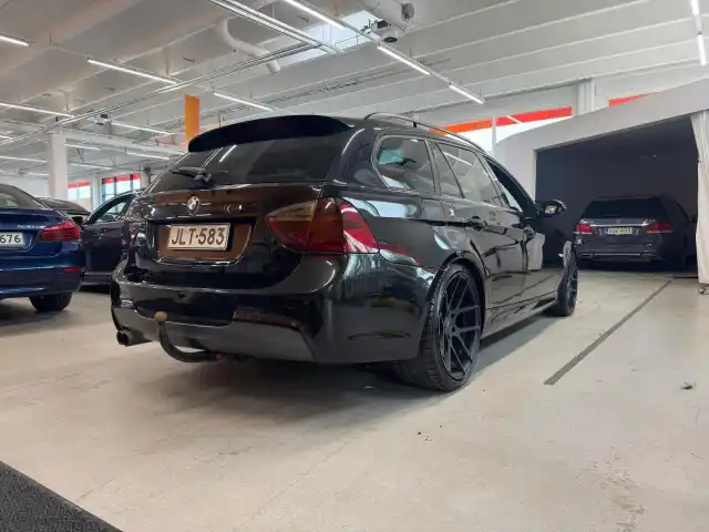 Musta Farmari, BMW 325 – JLT-583