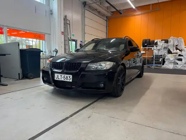 Musta Farmari, BMW 325 – JLT-583