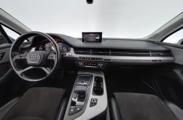 Musta Maastoauto, Audi Q7 – JLT-654