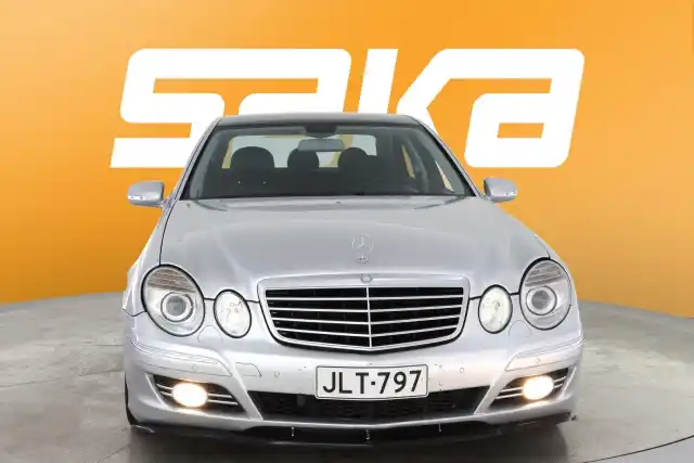 Harmaa Sedan, Mercedes-Benz E – JLT-797