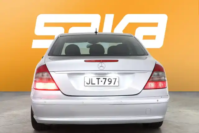 Harmaa Sedan, Mercedes-Benz E – JLT-797