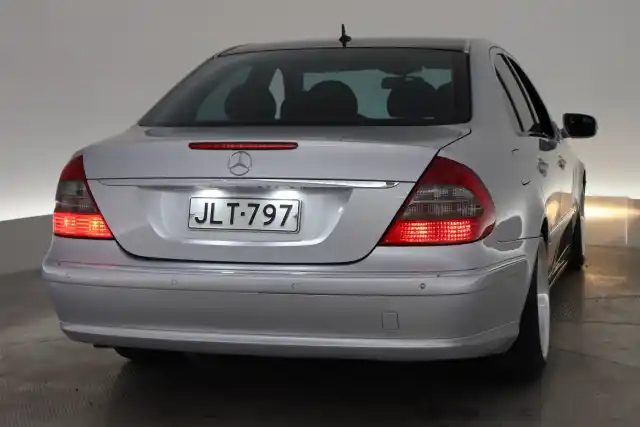 Harmaa Sedan, Mercedes-Benz E – JLT-797