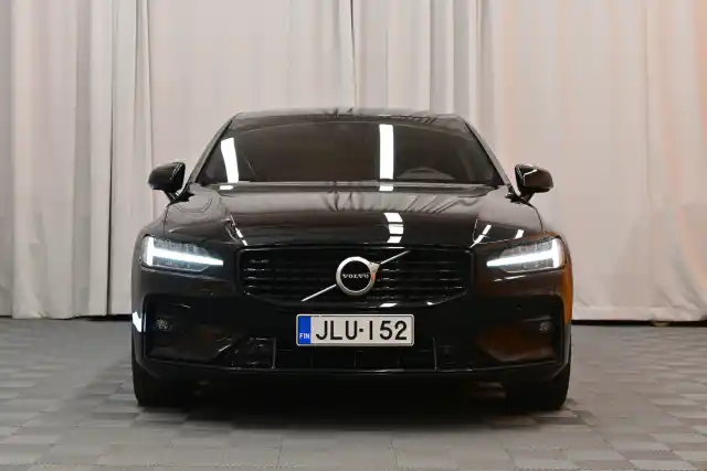 Musta Sedan, Volvo S60 – JLU-152