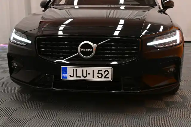 Musta Sedan, Volvo S60 – JLU-152