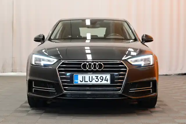 Harmaa Sedan, Audi A4 – JLU-394