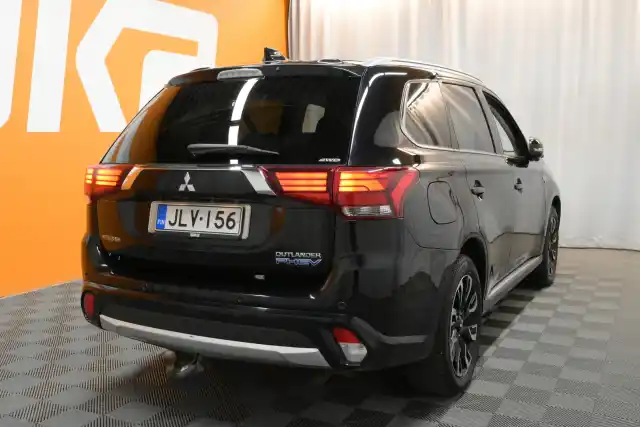 Musta Maastoauto, Mitsubishi Outlander PHEV – JLV-156