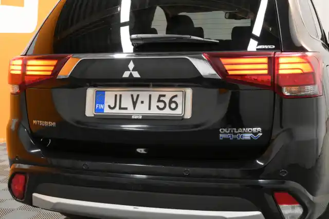 Musta Maastoauto, Mitsubishi Outlander PHEV – JLV-156