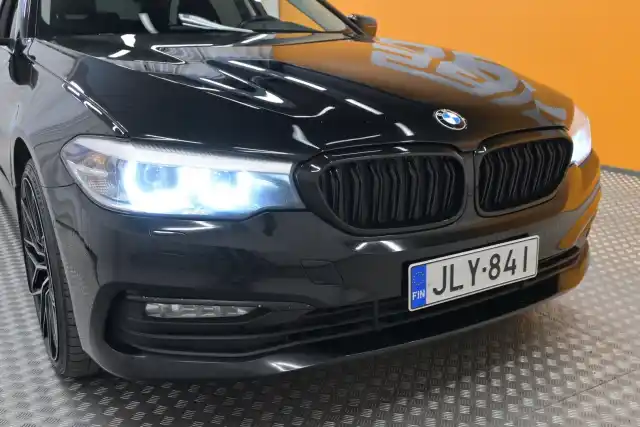 Musta Farmari, BMW 520 – JLY-841