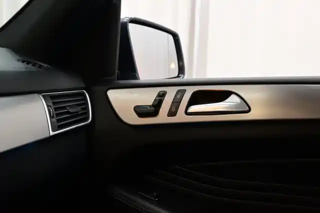 Harmaa Maastoauto, Mercedes-Benz ML – JLY-845