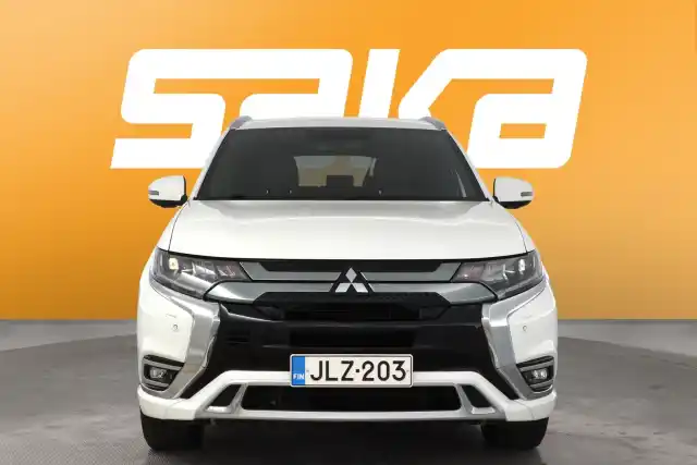 Valkoinen Maastoauto, Mitsubishi Outlander PHEV – JLZ-203