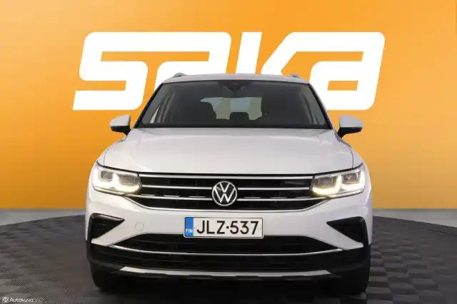 Valkoinen Maastoauto, Volkswagen Tiguan – JLZ-537