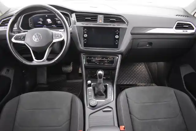 Valkoinen Maastoauto, Volkswagen Tiguan – JLZ-537