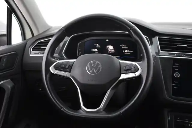 Valkoinen Maastoauto, Volkswagen Tiguan – JLZ-537