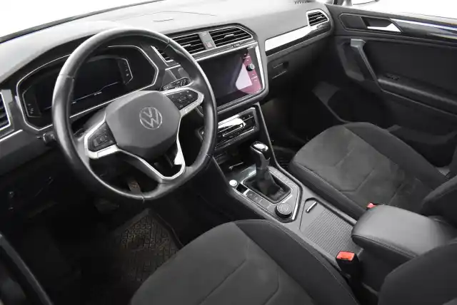 Valkoinen Maastoauto, Volkswagen Tiguan – JLZ-537