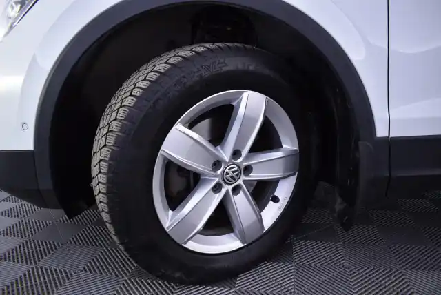 Valkoinen Maastoauto, Volkswagen Tiguan – JLZ-537