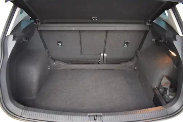 Valkoinen Maastoauto, Volkswagen Tiguan – JLZ-537