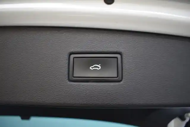 Valkoinen Maastoauto, Volkswagen Tiguan – JLZ-537