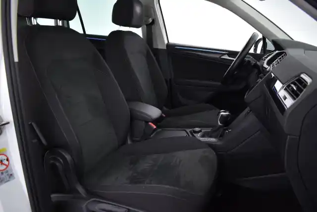 Valkoinen Maastoauto, Volkswagen Tiguan – JLZ-537