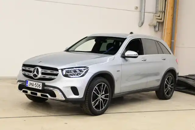 Harmaa Maastoauto, Mercedes-Benz GLC – JMA-506