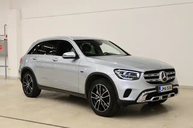 Harmaa Maastoauto, Mercedes-Benz GLC – JMA-506