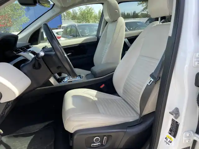 Valkoinen Maastoauto, Land Rover Discovery Sport – JMA-590