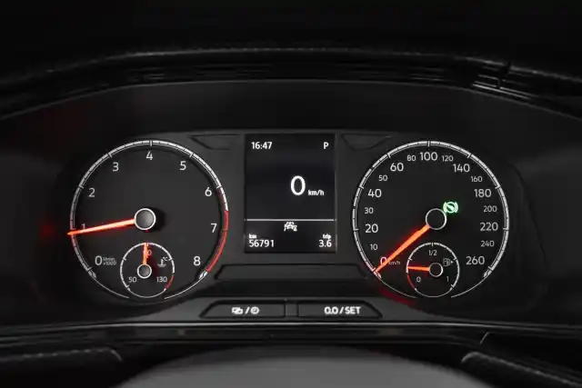 Valkoinen Maastoauto, Volkswagen T-Cross – JMB-199