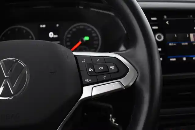 Valkoinen Maastoauto, Volkswagen T-Cross – JMB-199