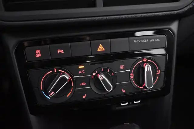 Valkoinen Maastoauto, Volkswagen T-Cross – JMB-199