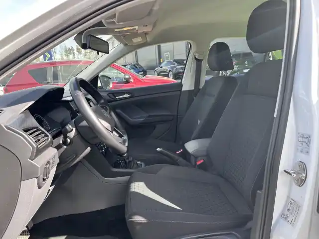 Valkoinen Maastoauto, Volkswagen T-Cross – JMB-199