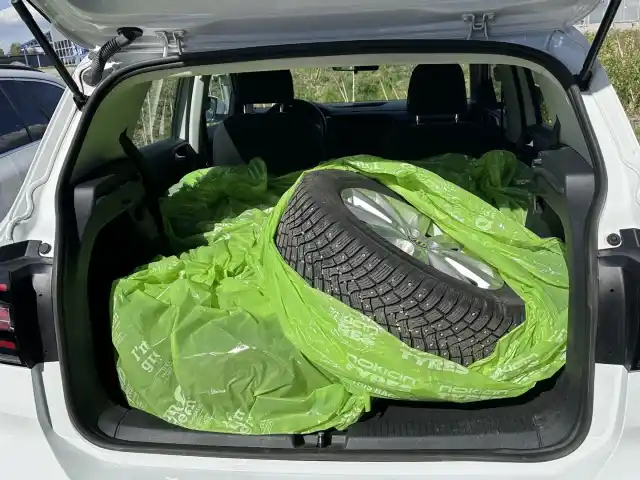 Valkoinen Maastoauto, Volkswagen T-Cross – JMB-199