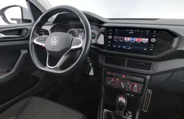 Valkoinen Maastoauto, Volkswagen T-Cross – JMB-199
