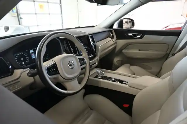 Harmaa Maastoauto, Volvo XC60 – JMB-850
