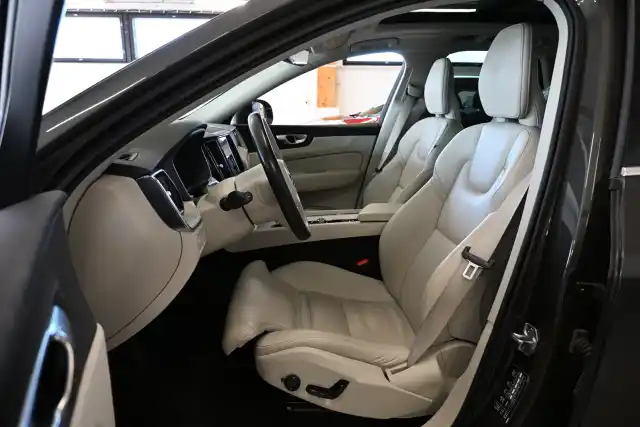 Harmaa Maastoauto, Volvo XC60 – JMB-850