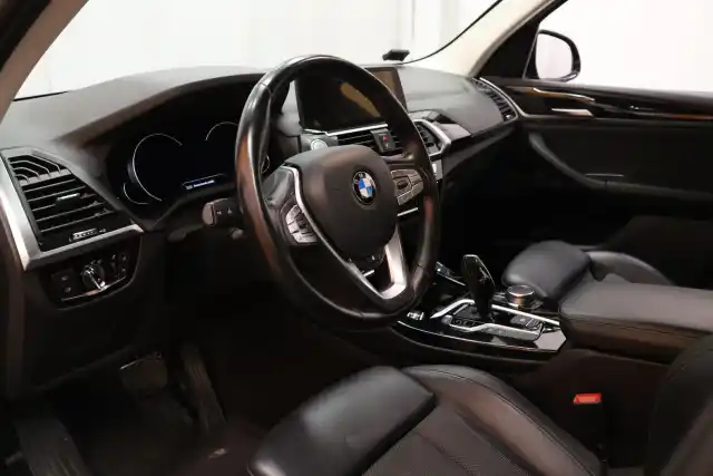 Musta Maastoauto, BMW X3 – JME-584