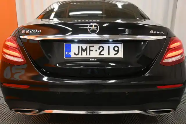 Musta Sedan, Mercedes-Benz E – JMF-219