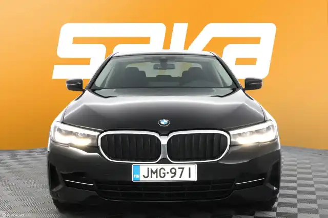 Musta Sedan, BMW 530 – JMG-971