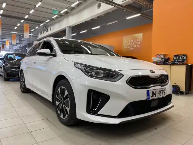 Valkoinen Farmari, Kia Ceed – JMI-879