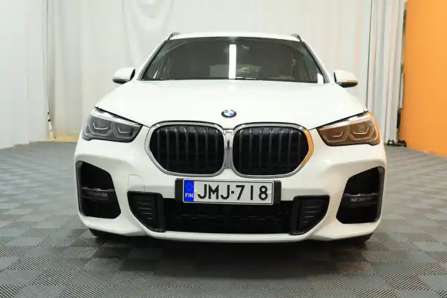 Valkoinen Maastoauto, BMW X1 – JMJ-718