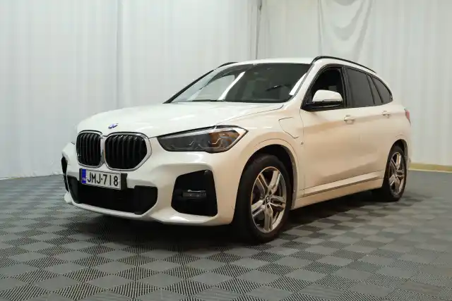 Valkoinen Maastoauto, BMW X1 – JMJ-718