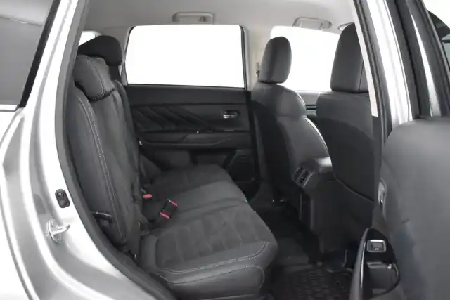 Harmaa Maastoauto, Mitsubishi Outlander PHEV – JMJ-922