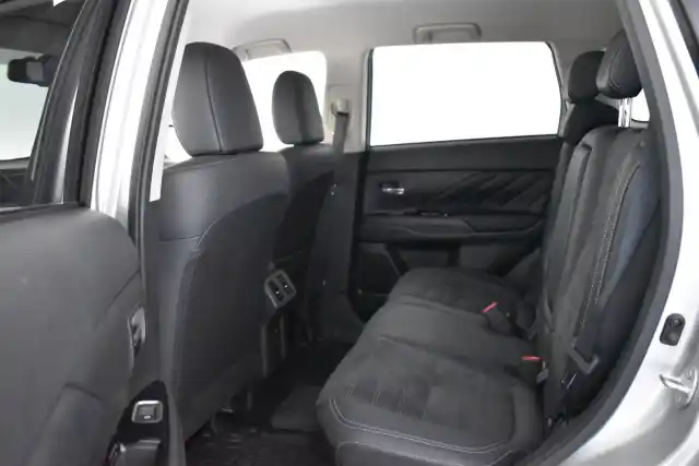 Harmaa Maastoauto, Mitsubishi Outlander PHEV – JMJ-922