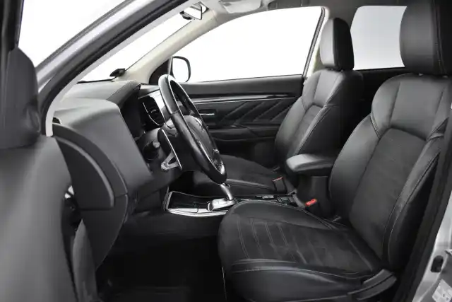 Harmaa Maastoauto, Mitsubishi Outlander PHEV – JMJ-922