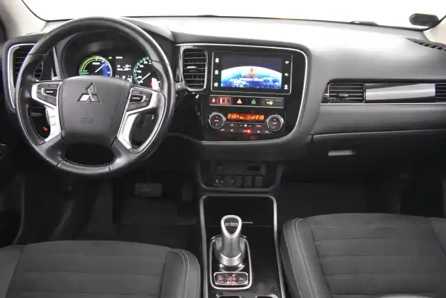 Harmaa Maastoauto, Mitsubishi Outlander PHEV – JMJ-922