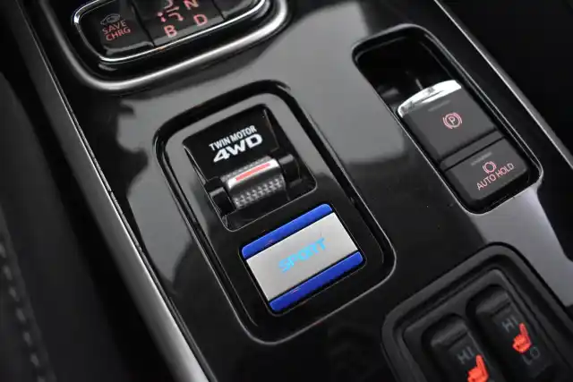 Harmaa Maastoauto, Mitsubishi Outlander PHEV – JMJ-922