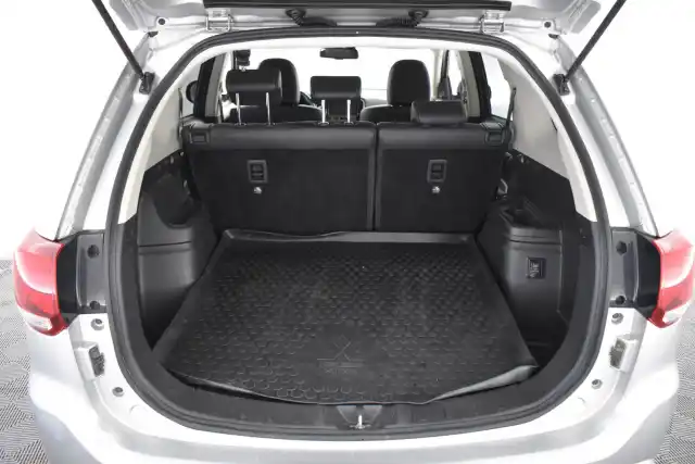 Harmaa Maastoauto, Mitsubishi Outlander PHEV – JMJ-922