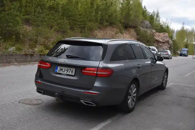 Harmaa Farmari, Mercedes-Benz E – JMJ-976