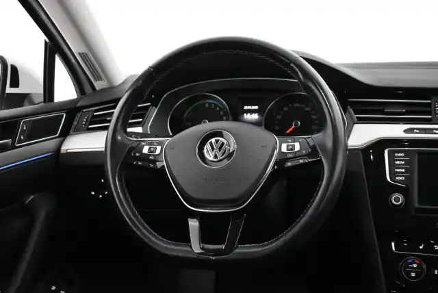 Valkoinen Farmari, Volkswagen Passat – JMK-234